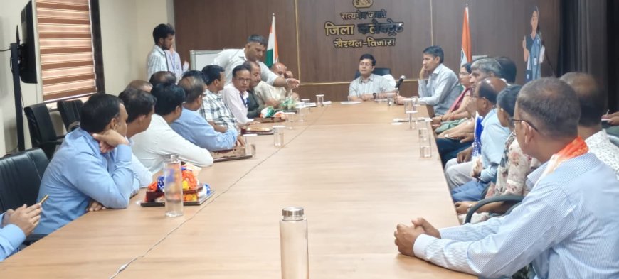 जिला कलेक्टर ने ली साप्ताहिक समीक्षा बैठक, लंबित प्रकरणों का शिविर के माध्यम से निस्तारण के निर्देश