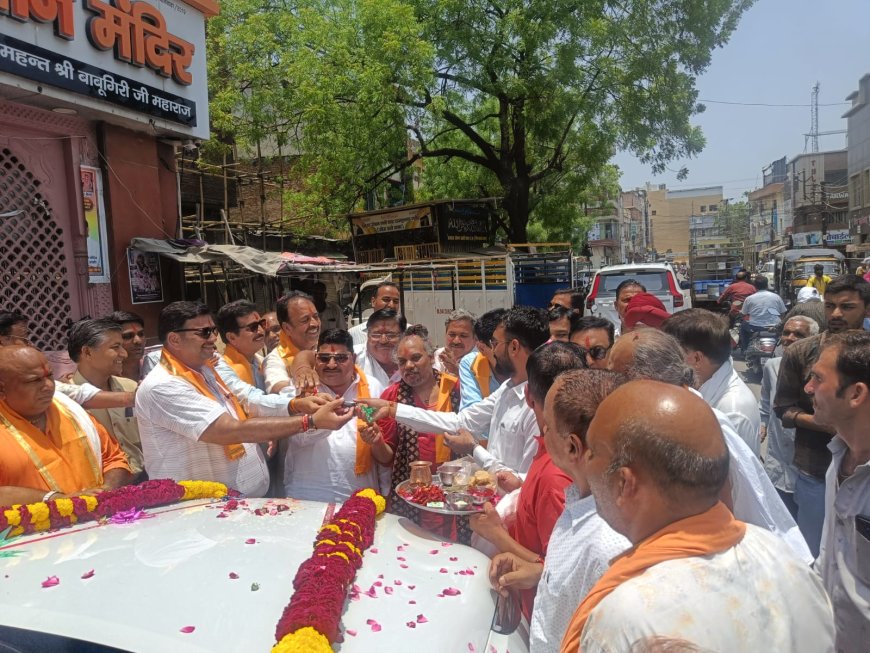 महामंडलेश्वर बनने की खुशी में बाबूगिरी महाराज को भक्तों ने भेंट की लग्जरी गाड़ी