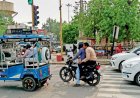 जेब्रा लाइनें राहगीरों के लिए बनीं, इन पर वाहन खड़े हो रहे, समाधान: पुलिस चालान करे, निकाय रेलिंग हटाएं