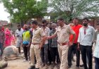 बजरी के ओवरलोड ट्रेलर की टक्कर से सांड की मौत: ग्रामीणों का फूटा गुस्सा, सड़क पर जाम लगा की कड़ी कार्रवाई की मांग