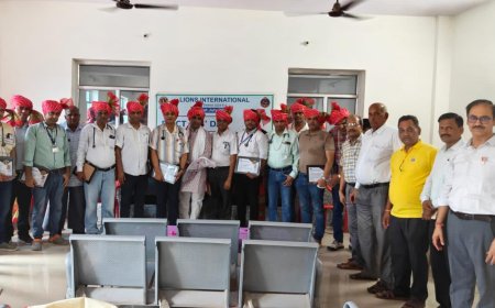 लायंस क्लब ने डॉक्टर्स डे पर चिकित्सकों को साफा व प्रशंसा पत्र सौंपकर किया सम्मानित