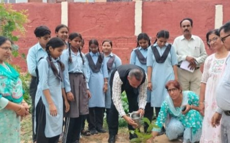 खैरथल बालिका विद्यालय में पौधरोपण, शिक्षकों की कमी पर कार्रवाई का भरोसा