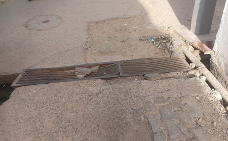 नाली के उपर लगा लोहे का जाल लंबे समय से क्षतिग्रस्त; शिविर में शिकायत के बावजूद ध्यान नहीं बडे हादसे का इंतजार