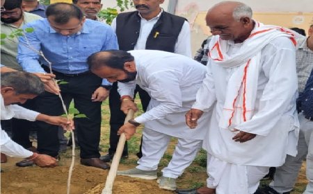 रामगढ़ विधायक ने ग्रामीण सेवा शिविर में 'एक पेड़ मां के नाम' लगाकर दिया संदेश,  'हमारा गांव हमारी योजना हमारा विकास' अभियान का हुआ शुभारंभ