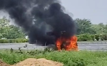 NH-758 पर चलती कार में लगी आग, जलकर हुई खाक; चालक ने कूदकर बचाई जान
