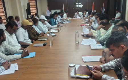 साप्ताहिक समीक्षा बैठक में लंबित प्रकरणों के त्वरित निस्तारण एवं जनकल्याणकारी योजनाओं की प्रगति पर जोर