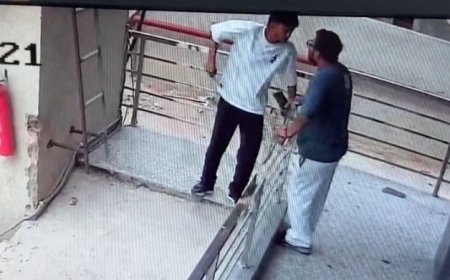 अलवर मे दिनदहाड़े मोबाइल शोरूम संचालक पर चाकू से जानलेवा हमला, हालत गंभीर