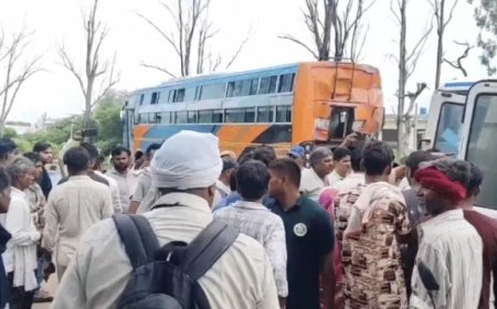हाईवे पर खड़ी स्लीपर बस को रोडवेज ने मारी टक्कर: 8 सवारियां घायल, चीख-पुकार मची; जयपुर- आगरा रूट पर लगा लंबा जाम