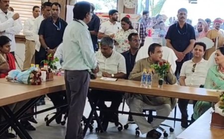 दिल्ली-मुंबई एक्सप्रेस-वे पर दुर्घटनाओं को लेकर केंद्रीय मंत्री गंभीर, पिनान रेस्ट एरिया में अधिकारियों के साथ की समीक्षा बैठक