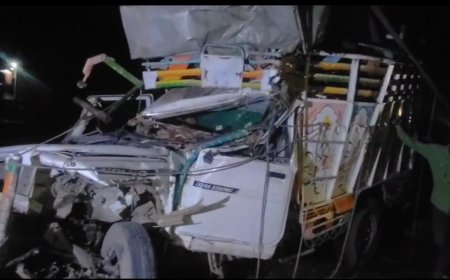 खड़े ट्रेलर में घुसी स्क्रैप भरी पिकअप, परखच्चे उड़े, चालक चमत्कारिक रूप से बचा;   नेशनल हाईवे 758 पर भीषण हादसा