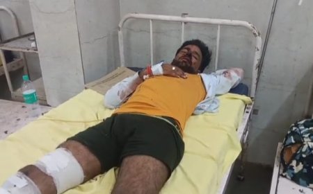 दो मंजिला मकान की छत से गिरा 20 वर्षीय युवक, गंभीर हालत में अलवर रैफर