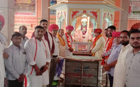 नारायणपुर में विष्णु महायज्ञ की पूर्णाहुति पर आयोजित भंडारे में प्रसादी ग्रहण करने के लिए उमड़ी हजारों श्रद्धालुओं की भीड़