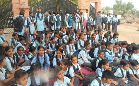 शिक्षकों की कमी से नाराज ग्रामीणों व छात्रों का फूटा गुस्सा,  जड़ा ताला; दिया धरना