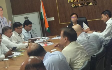साप्ताहिक समीक्षा बैठक में लंबित प्रकरणों के त्वरित निस्तारण एवं जनकल्याणकारी योजनाओं की प्रगति पर जोर
