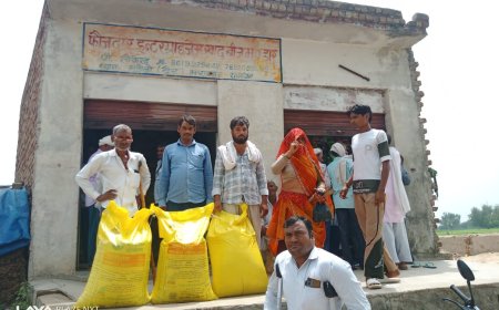 यूरिया खाद को भूतौली में उमडे किसान; कृषि विभाग की कालाबाजारी की रोकथाम पर नजर, टीम के समक्ष बेचा गया खाद