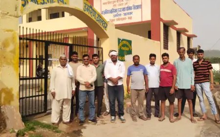 उमरैण में सरकारी स्कूल के प्रिंसिपल के तबादले का विरोध:ग्रामीणों ने मेन गेट पर की तालाबंदी, तत्काल रोक की मांग