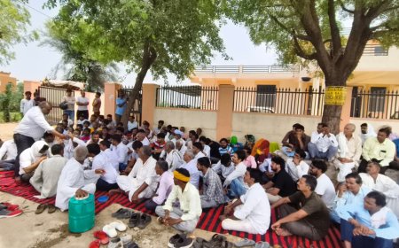 नारायणपुर में बिजली विभाग के नोटिसों के विरोध में किसानों का प्रदर्शन, एईएन कार्यालय के बाहर दिया धरना