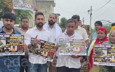 भ्रष्टाचार से बने नाले के गिरने पर शहर कांग्रेस का प्रदर्शन, काली पट्टी वाले पोस्टर बांटकर जताया विरोध