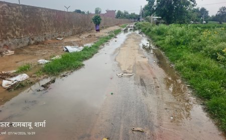 बड़ौदामेव-खोरपुरी मार्ग में जल निकासी की समस्या:रास्ते में कीचड़ जमा हुआ, ग्रामीणों को आवाजाही में परेशानी