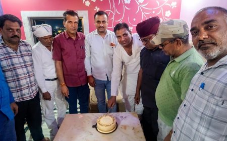 मकराना: भाजपा शहर मंडल अध्यक्ष जेके इंदौरा का एक वर्ष का कार्यकाल पूर्ण, कार्यकर्ताओं ने केक काटकर दी बधाई