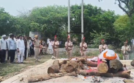 राजकीय सम्मान के साथ हुआ दिवंगत पुलिसकर्मी बाबूलाल का अंतिम संस्कार, संघर्षमयी रहा जीवन सफर
