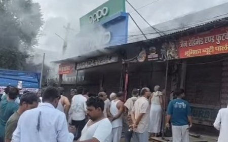 बड़ौदामेव में मोबाइल दुकान में लगी आग: सफाईकर्मियों ने धुआं उठता देख दुकानदार को दी सूचना, लाखों का सामान हुआ खाक