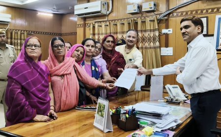 झुंझुनूं में आंगनबाड़ी कार्यकर्ताओं का विशाल प्रदर्शन, मुख्यमंत्री के नाम 11 सूत्रीय मांगों का ज्ञापन सौंपा