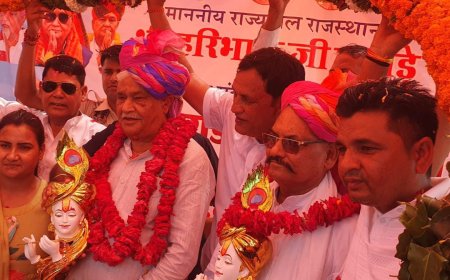 कृषि मंत्री किरोडीलाल मीणा का भव्य स्वागत; जगदीश मीणा ने की जेसीबी पर चढ पुष्प वर्षा