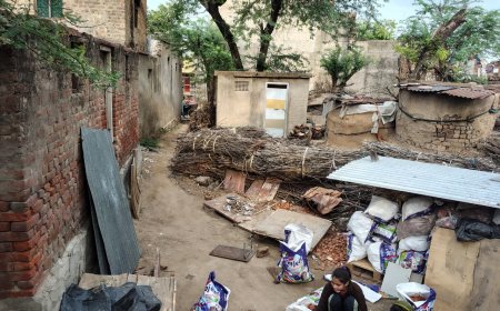 लक्ष्मणगढ़ मे आम रास्ते से अतिक्रमण हटाने और सड़क-नाली निर्माण की मांग, ईओ को सौंपा ज्ञापन