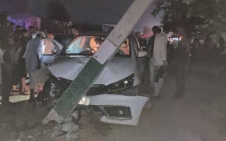 अलवर भरतपुर रोड पर तेज रफ्तार कार ने स्कूटी को मारी टक्कर, युवक की मौतः परिजनों ने शव रखकर किया प्रदर्शन, तीन थानों की पुलिस मौके पर पहुंची