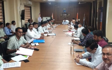 साप्ताहिक समीक्षा बैठक में लंबित प्रकरणों के त्वरित निस्तारण एवं जनकल्याणकारी योजनाओं की प्रगति पर जोर
