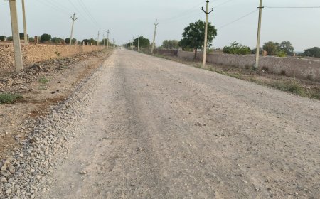 सोयला-ओसियां मार्ग पर अधूरी डामर सड़क बनी ग्रामीणों के लिए मुसीबत