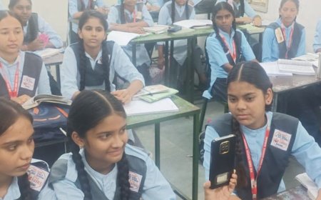 सिरोही में 'महिला सुरक्षा एवं संकल्प अभियान': पीएम श्री स्कूल की छात्राओं ने ऑनलाइन सीखे साइबर सुरक्षा और self-defense के गुण
