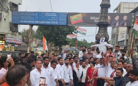 भीलवाड़ा में गरजी कांग्रेस: धर्मेंद्र प्रधान के इस्तीफ़े और छात्रों पर लाठीचार्ज के विरोध में फूंका पुतला, जमकर की नारेबाजी