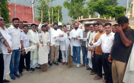 आर्यन जुबेर खान और प्रधान नसरू खान की अगुवाई में कांग्रेस कार्यकर्ताओं का एसडीएम दफ्तर पर प्रदर्शन, महंगाई, बेरोजगारी और नीट धांधली को लेकर केंद्र सरकार पर साधा निशाना