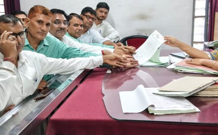 नीट सहित प्रतियोगी परीक्षाओं में धांधली के विरोध में कांग्रेस का प्रदर्शन, पीएम मोदी का पुतला फूंका