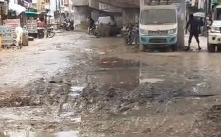 10 मिनट बारिश में जलभराव:बारां आरओबी के नीचे सड़क धंसी, कीचड़ से लोग परेशान, परिषद पर लगाया सुनवाई नहीं करने का आरोप
