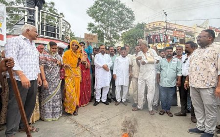 पेपर लीक और लाठीचार्ज पर फूटा गुस्सा: जावाल में सड़कों पर उतरे युवा-कांग्रेसी, जलाया पीएम मोदी का पुतला