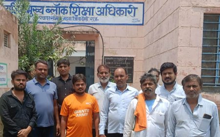महुवा: शिक्षकों की कमी से ग्रामीणों का फूटा गुस्सा, CBEO दफ्तर पर प्रदर्शन कर दिया 2 दिन का अल्टीमेटम, सामूहिक TC और तालाबंदी की दी चेतावनी