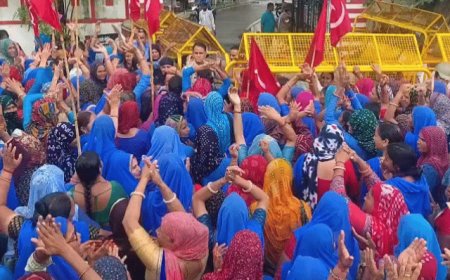भीगते मौसम में भी डटी रहीं आशा सहयोगिनियां: कलेक्ट्रेट के बाहर जोरदार प्रदर्शन, राज्य कर्मचारी का दर्जा और 26 हजार वेतन की उठी मांग