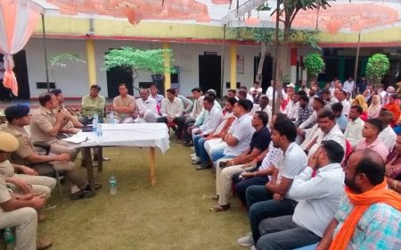 धौलपुर पुलिस की अनूठी पहल 'संवाद से समाधान': एसपी विकास सांगवान की अध्यक्षता में हुई सीएलजी और सुरक्षा सखियों की बैठक, अपराधमुक्त समाज के लिए सहयोग की अपील