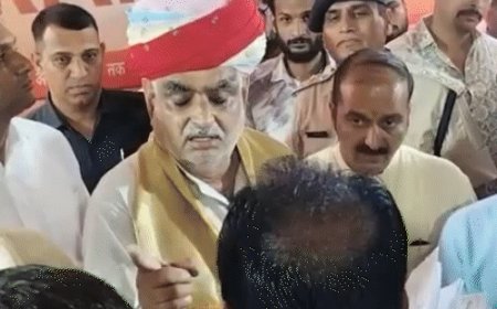 भीलवाड़ा में यूडीएच मंत्री झाबर सिंह खर्रा को झेलना पड़ा जनता का तीखा विरोध: 'थांका राज में 12 महीने...' वाले बयान पर भड़के लोग, जयपुर आवास पर धरने की दी चेतावनी