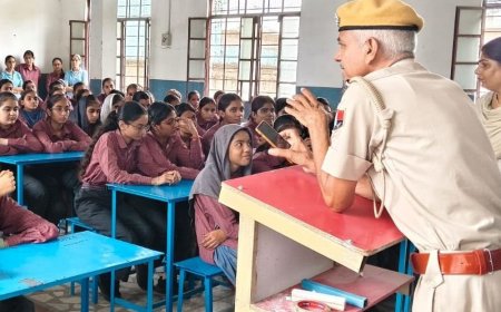 खैरथल के सेठ गोपाल दास स्कूल में साइबर और बाल सुरक्षा जागरूकता कार्यक्रम: महिला पुलिस कॉन्स्टेबलों ने बच्चों को सिखाई 'गुड टच-बैड टच' की पहचान, दिए हेल्पलाइन नंबर