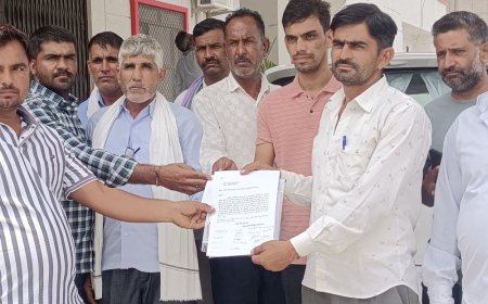 फसल बीमा क्लेम के लिए डीडवाना में किसानों का फूटा गुस्सा:सिम्भूपुरा गांव के ग्रामीणों ने लंबित बीमा क्लेम की मांग को लेकर कलेक्ट्रेट पर किया प्रदर्शन
