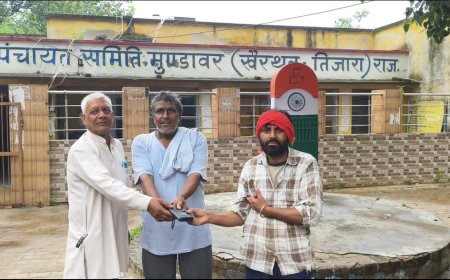 आज के दौर में भी ज़िंदा है इंसानियत: मुंडावर में रास्ते में मिला मोबाइल, पंचायत समिति में बुलाकर असली मालिक को सौंपा