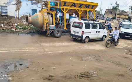 लक्ष्मणगढ़:चालक की लापरवाही पड़ी भारी: नाली में फंसी सीमेंट मिक्सर मशीन, घंटों चरमराई यातायात व्यवस्था, जेसीबी से निकाला बाहर