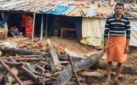 बारिश में टूटा आशियाना, मलबे पर जिंदगी: शिवपुर में बारिश से गिरा कच्चा मकान, 5 सदस्यीय परिवार बेघर; प्रशासन से मदद की गुहार