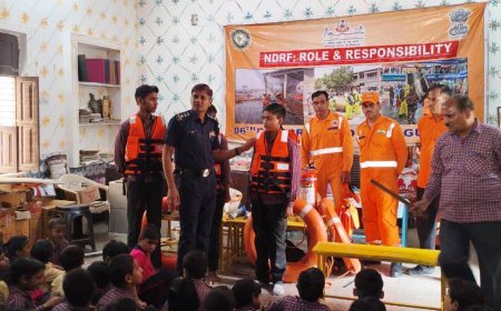 आपात स्थिति से निपटने की मिली ट्रेनिंग: भरतपुर में NDRF ने सिखाए प्राथमिक उपचार, CPR और आग से बचाव के तरीके; फायर ड्रिल का भी हुआ प्रदर्शन