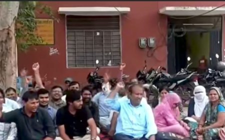 भरतपुर में वैर पंचायत समिति के कर्मचारियों का फूटा गुस्सा: विकास अधिकारी पर अभद्र व्यवहार और मानसिक उत्पीड़न का गंभीर आरोप, कार्य बहिष्कार की चेतावनी