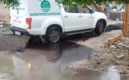 पाली में  मंडिया रोड स्थित जेके डाइंग फैक्ट्री के बाहर सड़क पर फैला रंगीन पानी, किसानों के आरोप पर बोर्ड की टीम ने लिए सैंपल